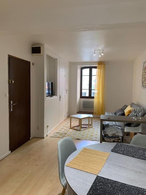 Aubenas : Beau Studio, Proche Du Chateau Luaran gambar