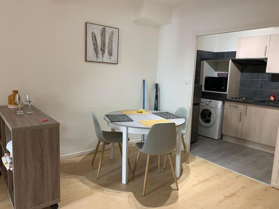 Aubenas : Beau Studio, Proche Du Chateau Luaran gambar